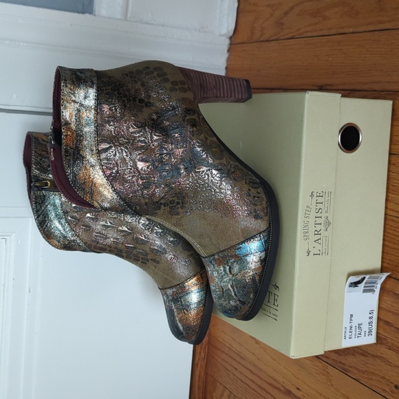 L'Artiste Shoes - NIB L'Artiste Eleni taupe booties size 8.5